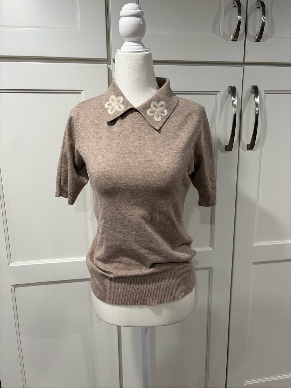 Taupe Short-Sleeve Collared Knit Top with Cream Floral Accents